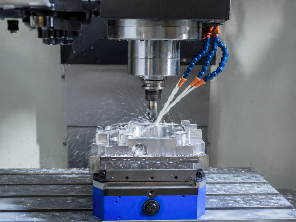 Proceso de mecanizado CNC de precisión sobre una pieza metálica